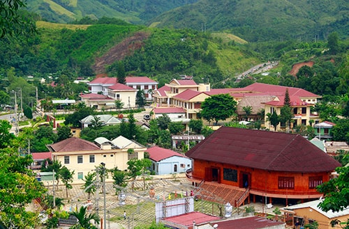 Một góc trung tâm hành chính huyện Đông Giang.Ảnh: THÀNH CÔNG