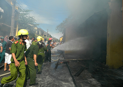 Đường phố chật hẹp, khi lực lượng cảnh sát phòng cháy chữa cháy tiếp cận được hiện trường, lửa đã thiêu rụi căn nhà số 134 Trần Phú.  Ảnh: Q.HẢI