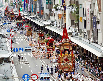 Không khí náo nhiệt trong lễ diễu hành Yamaboko Junko  vào ngày 17.7 hằng năm.
