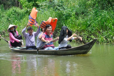 Chèo thuyền thăm rừng tràm giữa trưa hè nắng cháy.                                                                                                                                   Ảnh: NHỊ TRIỀU