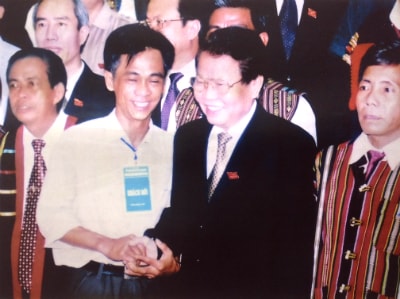 Former State President Tran Duc Luong warmly talked with Mr Duong Ngoc Tien at the ceremony of delivering the Intangible Cultural Heritage Certificate for the Gong Cultural Space of the Highlands, organised in Gia Lai province in June, 2006.