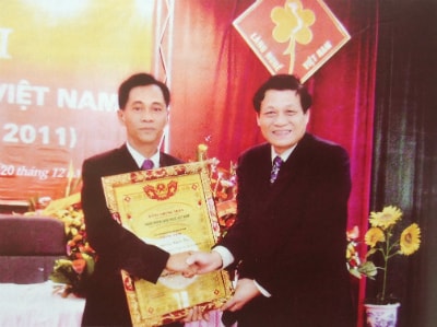 Leaders of the Ministry of Culture-Sports and Tourism delivered the Artisan Certificate of The Vietnamese Craft Villages to Mr Duong Ngoc Tien.