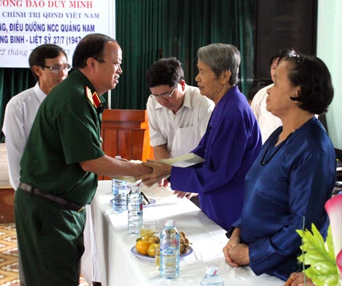 Trung tướng Đào Duy Minh, Phó Chủ nhiệm Tổng cục Chính trị tặng quà Mẹ VNAH tại Trung tâm Nuôi dưỡng, điều dưỡng người có công tỉnh Quảng Nam. Ảnh: THANH PHƯỚC