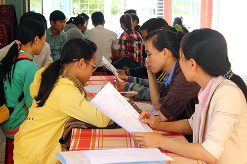 Sinh viên mới ra trường tìm kiếm cơ hội việc làm rất khó khăn.Ảnh: H.LINH