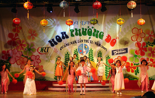 Từ khi được sân khấu hóa, hội diễn HPĐ tỉnh Quảng Nam mang sắc thái mới.