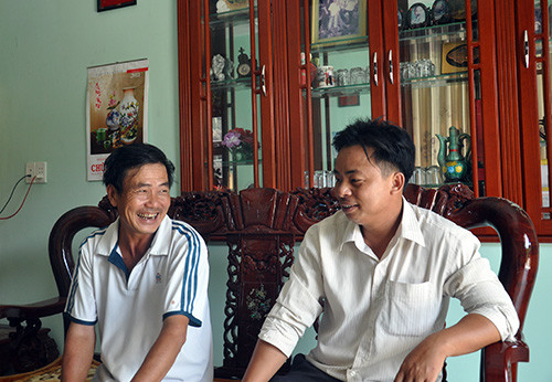 Thương binh Dương Văn Thanh (bên trái) kể chuyện đời mình trong ngôi nhà khang trang xây năm 2011.Ảnh: DUY HIỂN