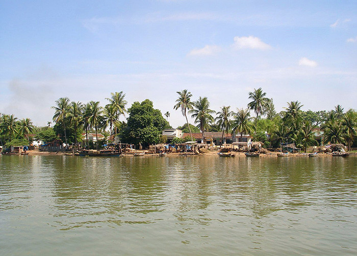 Làng hến Tân Phú nhìn từ sông Trường Giang.