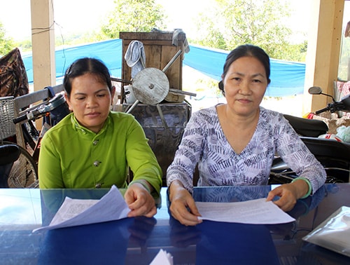 Hai bà Đoàn Thị Tuyết Hương và Lê Thị Khôi cho rằng, cần làm rõ việc giao ô tô khách BKS 92B 001.16 cho bà Nguyễn Thị Minh Hà. Vì ô tô đã được kê biên trước đó liên quan đến quyền lợi của hai bà.Ảnh: T.THĂNG