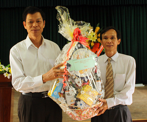 Đồng chí Nguyễn Văn Sỹ,  Phó Bí thư Thường trực Tỉnh ủy, Chủ tịch HĐND tỉnh tặng quà cho Trung tâm nuôi dưỡng, điều dưỡng người có công Quảng Nam.