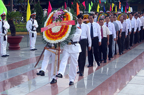 Đoàn đại biểu do đồng chí Nguyễn Văn Sỹ - Phó Bí thư Thường trực Tỉnh ủy dẫn đầu đặt vòng hoa, viếng hương tại Nghĩa trang liệt sĩ.