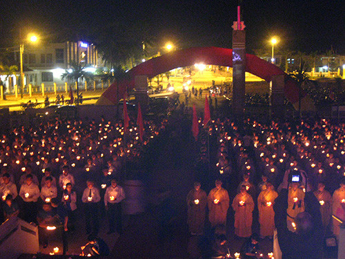 Quang cảnh đại lễ cầu siêu tưởng niệm các anh hùng liệt sĩ tại huyện Núi Thành đêm 25.7