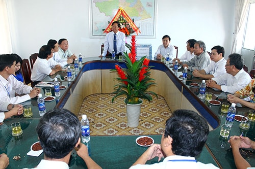 Chủ tịch UBND tỉnh Lê Phước Thanh thăm hỏi, động viên cán bộ ngành lao động- thương binh và xã hội. 