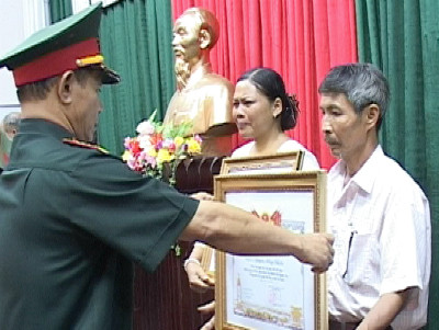 Đại tá Phan Văn Thu, Chỉ huy trưởng Bộ CHQS tỉnh trao bằng Tổ quốc ghi công cho thân nhân các liệt sĩ.