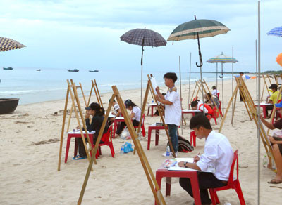 Các em tham gia hội thi mỹ thuật chủ đề “Biển trời quê em” tại bãi biển Hà My.