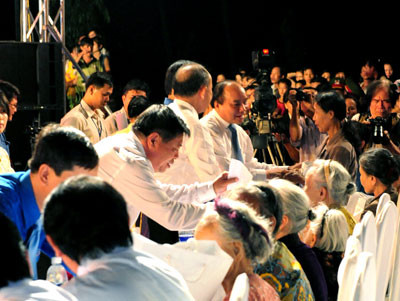 Phó thủ tướng Chính phủ Nguyễn Xuân Phúc và lãnh đạo các bộ, ngành trung ương và địa phương thăm hỏi, động viên thân nhân các gia đình thương binh, liệt sĩ. Ảnh: MINH HẢI