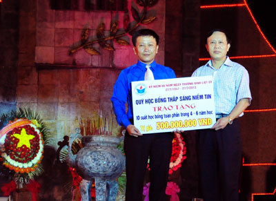 Tổng Công ty Tài chính cổ phần Dầu khí Việt Nam tặng 10 suất học bổng (50 triệu đồng/suất) cho 10 tân sinh viên Quảng Nam có hoàn cảnh đặc biệt khó khăn. Ảnh: MINH HẢI