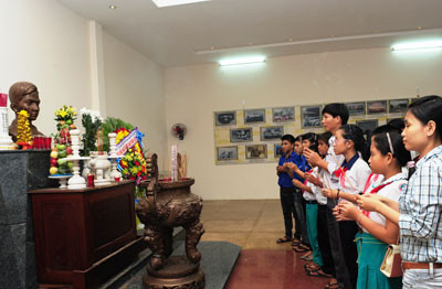 Các đoàn viên thanh niên và học sinh dâng hương anh hùng liệt sĩ Nguyễn Văn Trỗi. Ảnh: MINH HẢI