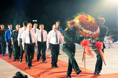 Phó Thủ tướng Chính phủ Nguyễn Xuân Phúc dẫn đầu đoàn làm lễ dâng hương. Ảnh: MINH HẢI