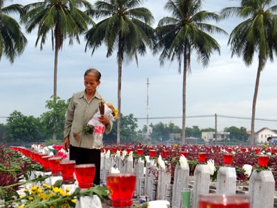 Mẹ đi tìm con giữa trăm đồng đội... Ảnh: NGHIÊM AN