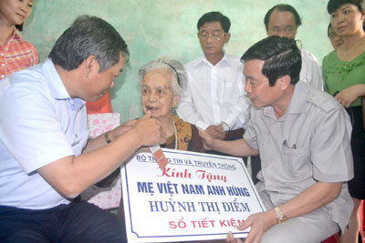 Bộ trưởng Bộ Thông tin - Truyền thông Nguyễn Bắc Son thăm hỏi mẹ VNAH Huỳnh Thị Điểm, xã Tam Thái, huyện Phú Ninh, Quảng Nam.