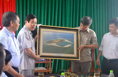 Bộ trưởng Nguyễn Bắc Son tặng các bức ảnh về quần đảo Trường Sa cho Sở Thông tin - Truyền thông Quảng Nam.