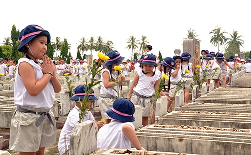 Các cháu thiếu nhi dâng hoa tại Nghĩa trang liệt sĩ huyện Điện Bàn.   ẢNH: Q.QUỲNH