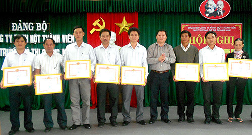 Đảng ủy Công ty TNHH một thành viên Môi trường đô thị Quảng Nam khen thưởng các tập thể, cá nhân làm tốt công tác xây dựng Đảng năm 2012.