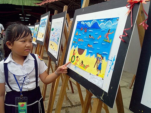 Hà Giang Thảo Duyên (lớp 4, đơn vị Phước Sơn) giành giải Nhất khối Tiểu học với tác phẩm “Vui chơi ngày hè”.