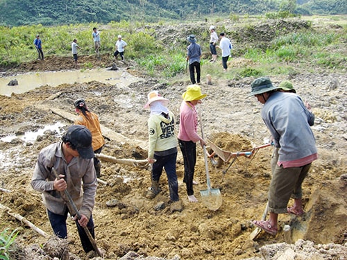 Người dân xã Trà Giáp khai hoang mở rộng diện tích trồng lúa nước. Ảnh: NGUYỄN VĂN BÌNH