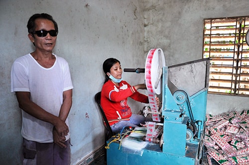 Ông Đoàn Nghiêu trở thành tỷ phú với cơ sở sản xuất đũa tre. Ảnh: VINH ANH