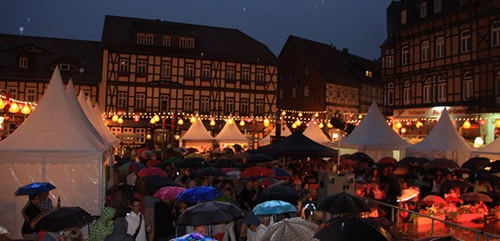 Many residents of Wernigerode city and nearby regions stood under the rain to enjoy the German and Vietnamese special musical performance.