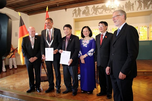 Representatives of Quang Nam province, Hoi An city and Wernigerode city after the Twining Agreement signing ceremony.