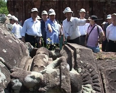 Các đồng chí lãnh đạo Thành uỷ TP.Hồ Chí Minh và tỉnh Tiền Giang thăm khu di tích Mỹ Sơn. Ảnh: CHÂN TẤN