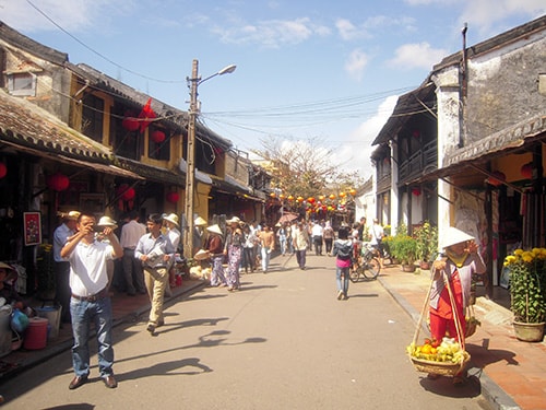 Du khách trong nước tham quan Hội An ngày càng tăng.