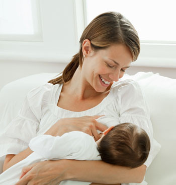 Sữa mẹ rất cần thiết cho sự phát triển toàn diện của trẻ.