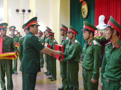 Thiếu tướng Trần Quang Phương trao quà cho chiến sĩ tiêu biểu.           Ảnh: N.DIỆP