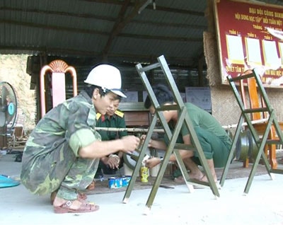 Chuẩn bị tham gia hội thi mô hình, đồ dùng huấn luyện.Ảnh: TUYÊN HUẤN