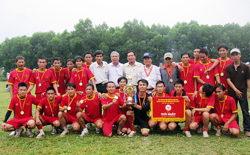 Đội bóng thanh niên thị trấn Nam Phước đoạt chức vô địch.