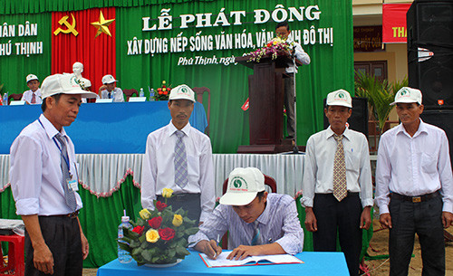 Đại diện các khối phố thị trấn Phú Thịnh (Phú Ninh) ký giao ước xây dựng nếp sống văn hóa, văn minh đô thị sáng 2.8