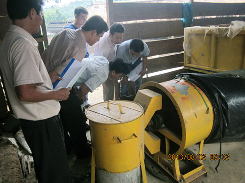 Hội đồng khoa học huyện Phước Sơn quan sát hoạt động của thiết bị sấy tại xã Phước Chánh