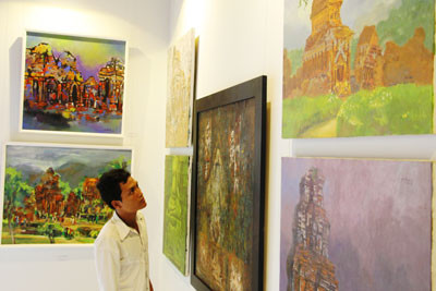 Một góc phòng trưng bày triển lãm “Màu thời gian” tại Huế.