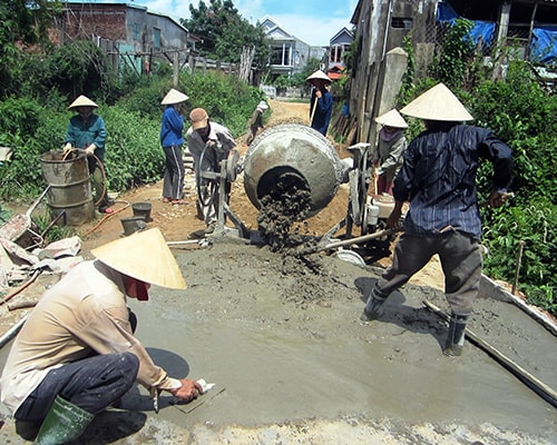 Thời gian qua, huyện Đại Lộc đặc biệt quan tâm đến bê tông hóa giao thông nông thôn.Ảnh: VĂN SỰ