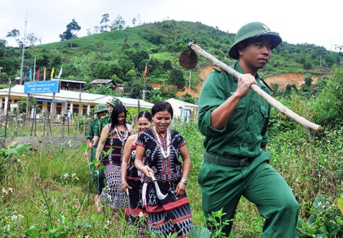 Lên rẫy cùng dân bản. Ảnh: VINH ANH