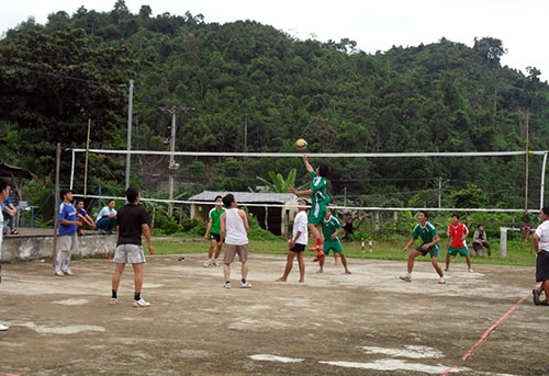 Thi đấu giao hữu bóng chuyền.