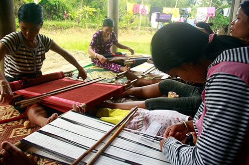 Tổ hợp tác dệt thổ cẩm Đhrôồng ra đời góp phần xây dựng và phát triển thương hiệu thổ cẩm truyền thống Cơ Tu ở Đông Giang…