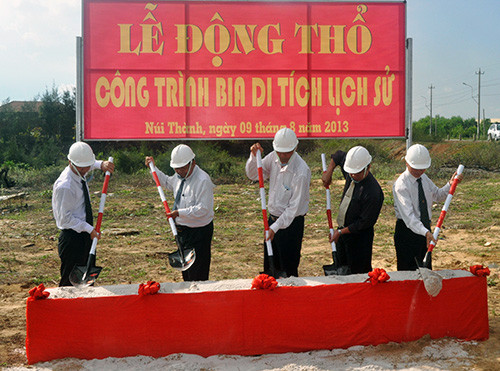 Lãnh đạo huyện Núi Thành, Phú Ninh và TP. Tam Kỳ cùng làm lễ động thổ khởi công xây dựng công trình bia di tích.