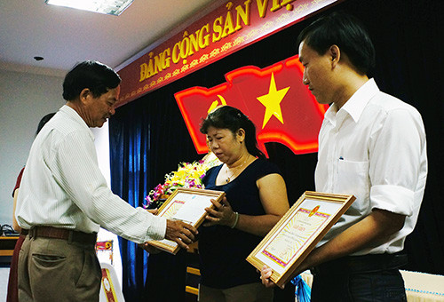 Ông Phạm Ngọc Hà trao giấy khen cho các đơn vị hoàn thành tốt công tác BHYT học sinh - sinh viên.
