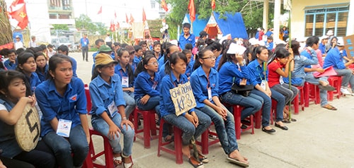 Hội thi “Xử lý tình huống và vẽ tranh tuyên truyền sức khỏe sinh sản vị thành niên và thanh niên” thu hút nhiều bạn trẻ tham dự.Ảnh: Thanh Xuân