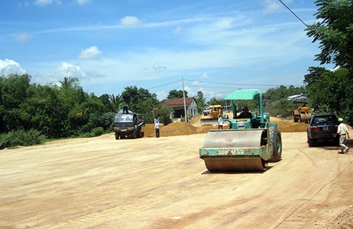 Công ty CP Công trình GTVT Quảng Nam tập trung đắp nền phần đường dẫn. Ảnh: C.T