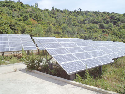 Hệ thống pin năng lượng mặt trời tại Cù Lao Chàm.                                                                                                                                            Ảnh: H.LIÊN